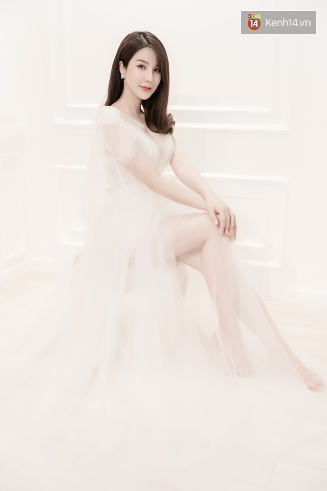 Diệp Lâm Anh đẹp mong manh đi thử váy cưới trước ngày trọng đại